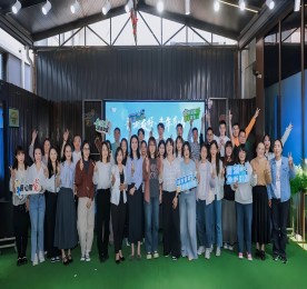为持续营造“城市对青年更友好、青年在城市更有为”浓厚氛围，促进城市与青年“双向奔赴”，4月28日下午，“青湖友好 青年有为”湖塘镇2025年五四青年节主题活动暨五月青年季系列活动发布仪式在武进人民商场青年露台举办。各社区、企事业单位、基层团组织代表以及各青年社群主理人参与活动。