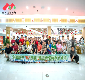 粽叶飘香迎端午，邻里齐聚话温情。5月21日下午，武进人民商场内一片欢声笑语，热闹非凡。来自花园、南街、何留、湾里、聚湖、府南、大二、蒋湾、长虹9个社区的60余名居民齐聚一堂，共同参与了由武进人民商场社区食堂主办的端午包粽子活动，湖塘镇民政科科长刘宇、副科长叶小玲出席活动，与居民一同感受端午节日的独特魅力与邻里间的深厚情谊。