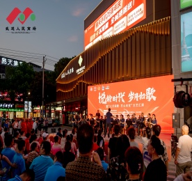为庆祝中国共产党成立104周年、促进文化交流、传递公益理念、增强老年人的幸福感与归属感，7月2日晚，由江苏省老龄事业发展基金会主办，常州市恩德公益文化交流中心、常州市精协、常州市武进区易家人志愿服务中心、武进区社会组织培育发展服务中心及武进人民商场共同承办的“悦龄时代，岁月如歌”暨“七月颂歌·艺心向党”文艺汇演在热烈的氛围中圆满落幕。
