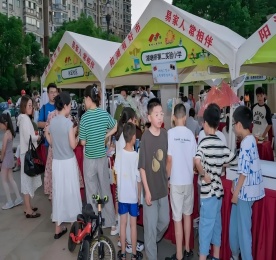 今年是中国共产党成立104周年，也是中国人民抗日战争暨世界反法西斯战争胜利80周年，7月4日，“好市连连传”文明集市•永定社区站暨“知行少年 永定先锋”暑期新时代文明实践活动热闹举行，大家齐聚一堂，传承红色精神，凝聚奋进力量，让改革成果惠及更广泛的群众。