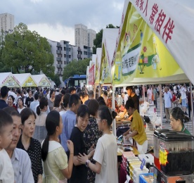 7月23日至25日晚，在炎炎夏日的温柔晚风中，新天地公园北广场化身为文化的海洋与集市的乐园，接连三日上演了别开生面的文化盛宴。